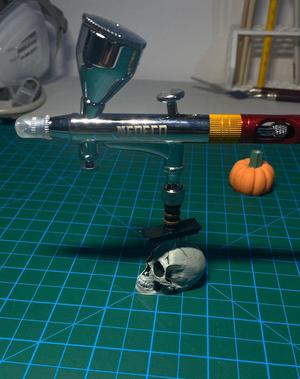 Airbrush holder skull