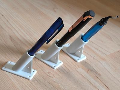 Universal 30-degree pen holder