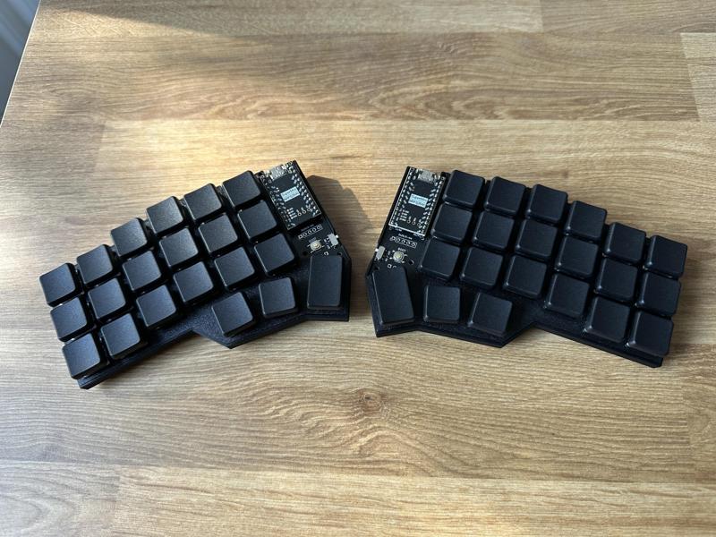 Wireless Corne "Chocoflan" minimal keyboard case