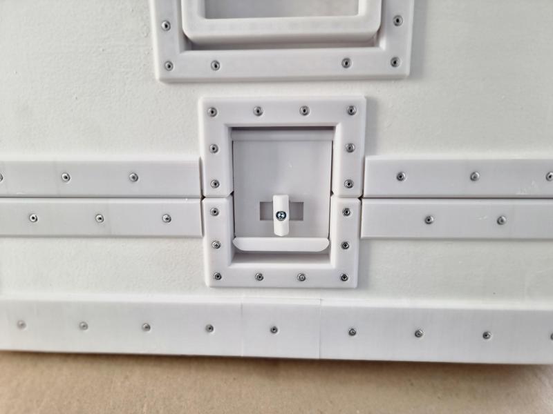 Flightcase lid latch