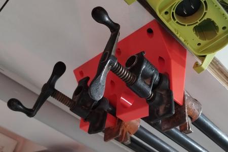 Overhead pipe clamp storage bracket