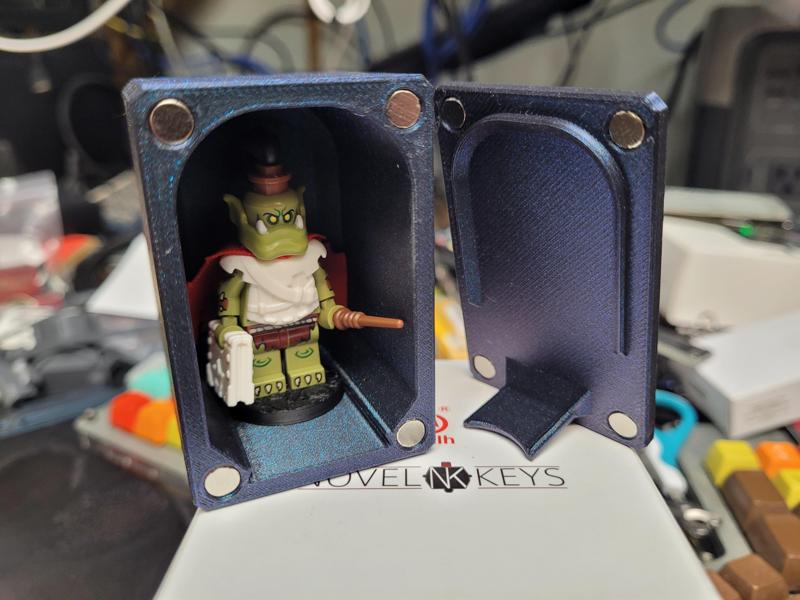 Carying Case and 25mm Base for LEGO Minifigure