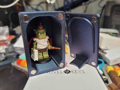 Carying Case and 25mm Base for LEGO Minifigure