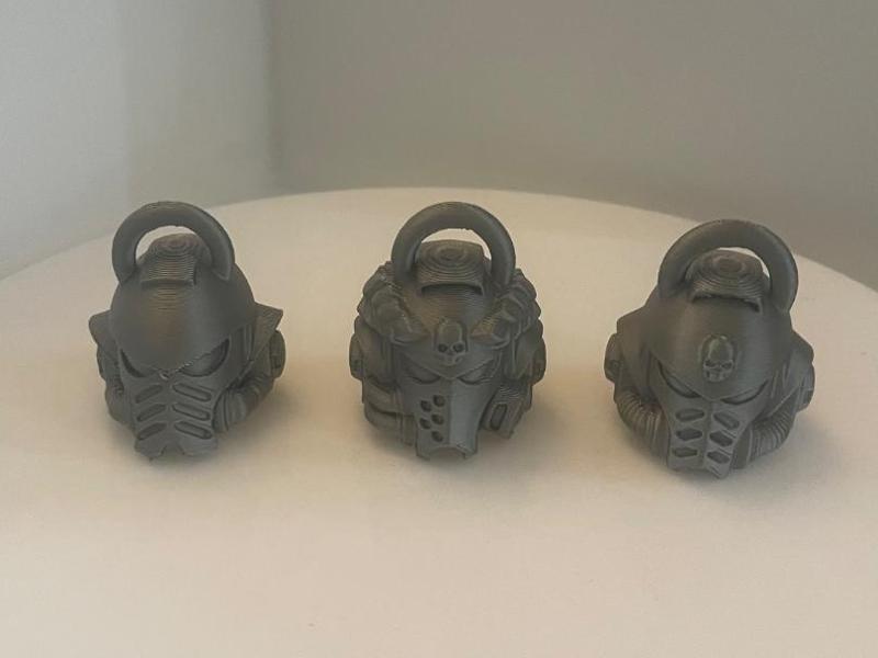 Three helmet keychain W40K