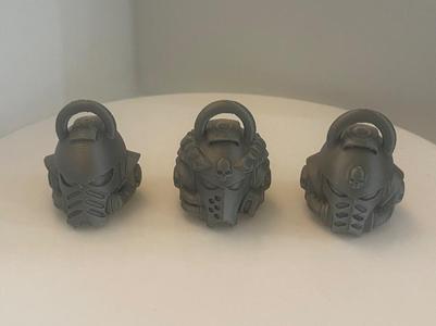 Three helmet keychain W40K