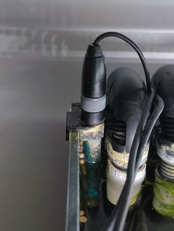 Aquarium pH probe mount
