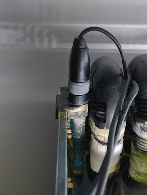 Aquarium pH probe mount