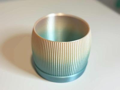 Small ribbed planter with drip tray