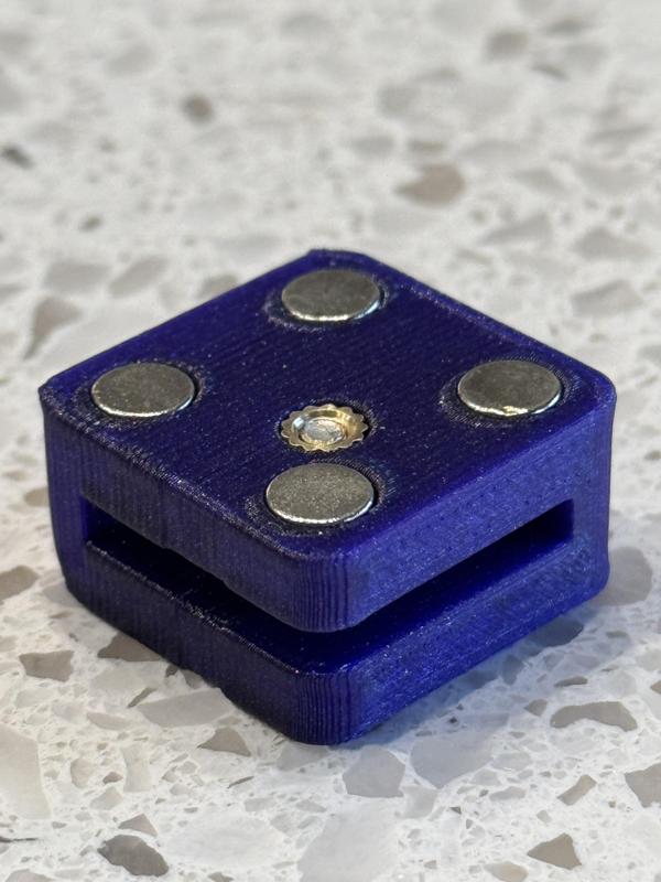 Plexiglass Magnetic Corner Clamp