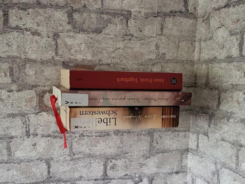 Invisible Bookshelf