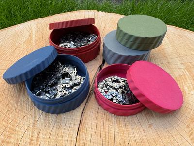 Screw-top cans for saw chains ...