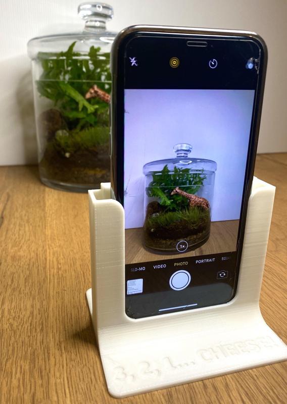 PHONE HOLDER FOR PHOTOS