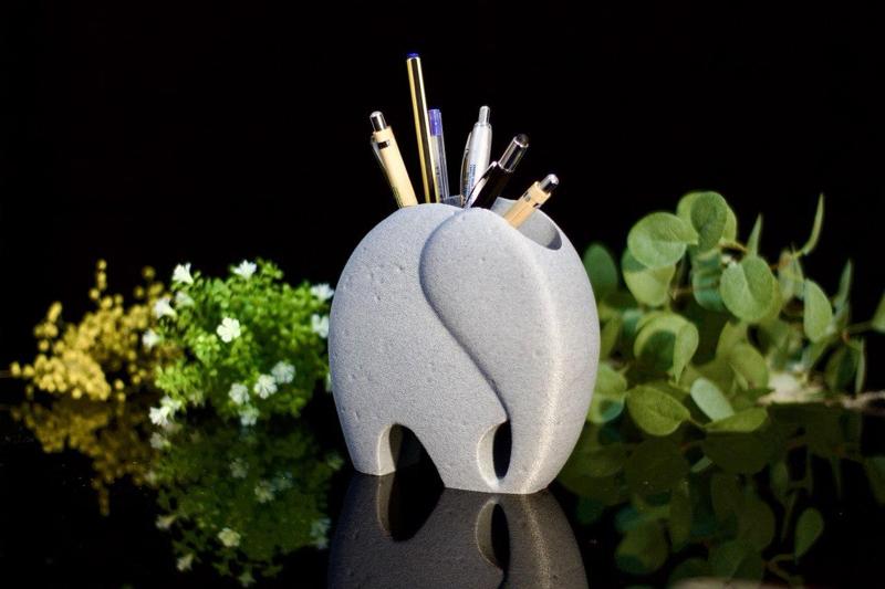 “Zunisha: A Minimalist Pen Holder"