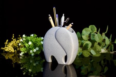 “Zunisha: A Minimalist Pen Holder"