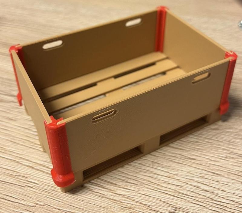 Pallet with frame