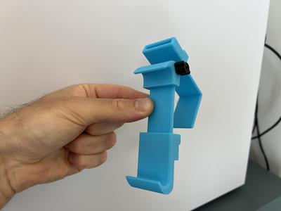 Support-Free Phone Mount for Airplane Tray Table