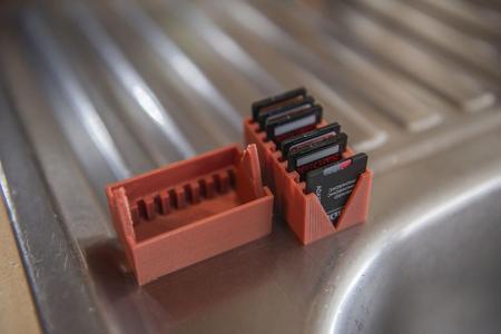 Simple SD Card holder with lid (8 Cards)
