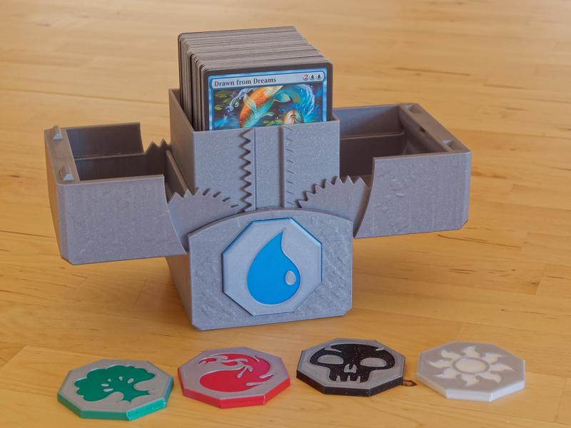 100 card (Commander) customisable deck box with magnetic latch.