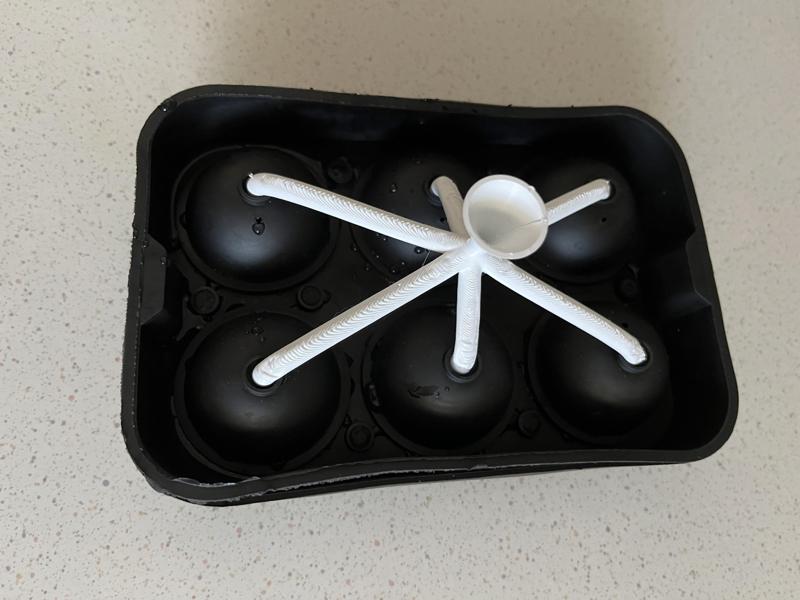 Funnel for ice cube tray