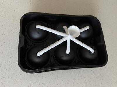 Funnel for ice cube tray