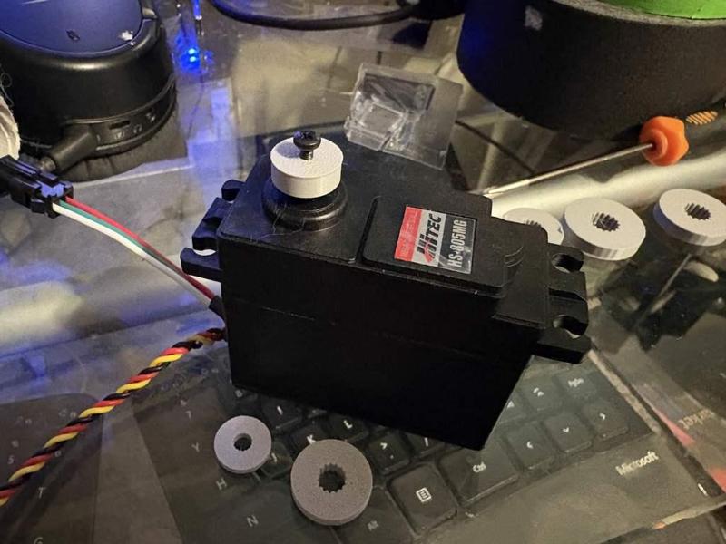 Spline adapter for the horn / output shaft on a hitec HS-805MG servo with 15 Teeth