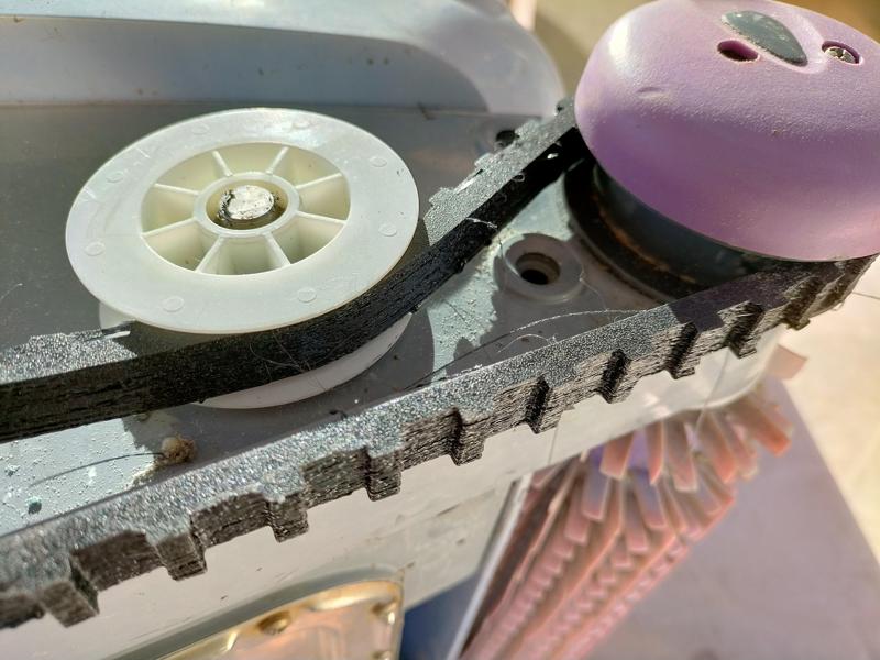 réparation d'un robot de piscine : chenille - repairing a pool cleaner: caterpillar track