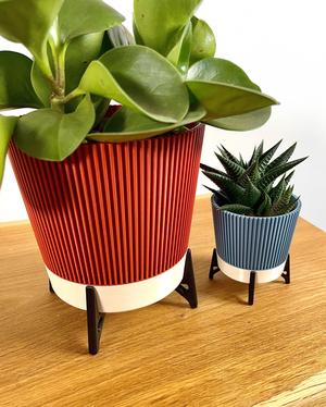 Okami - a self-watering planter