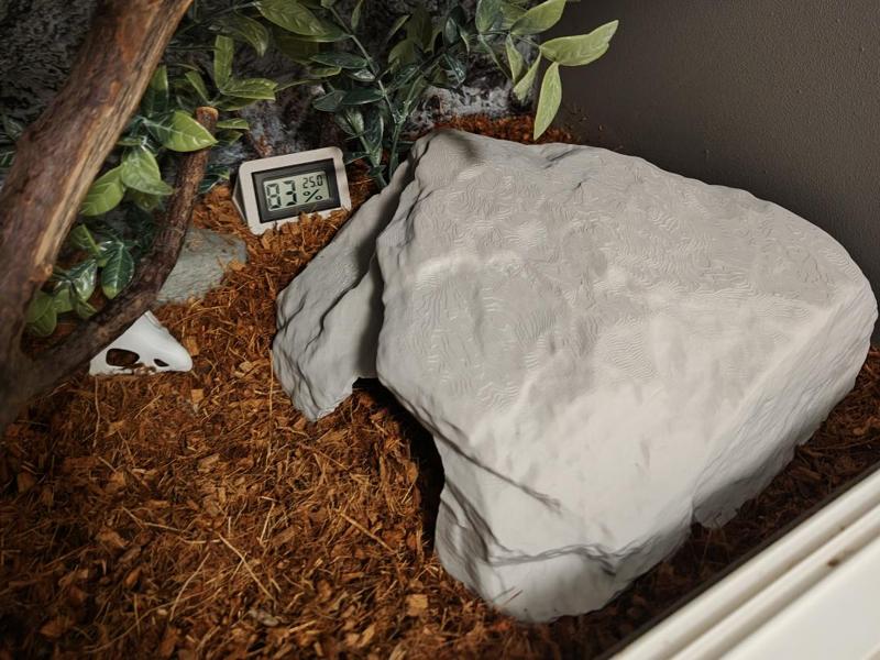 Large snake hide with plant attachment