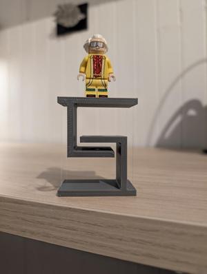 Small magnetic tensegrity table