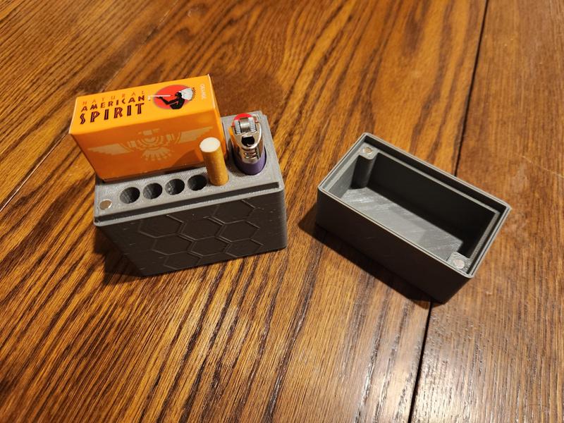 Cigarette case with magnetic lid