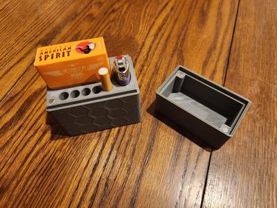 Cigarette case with magnetic lid