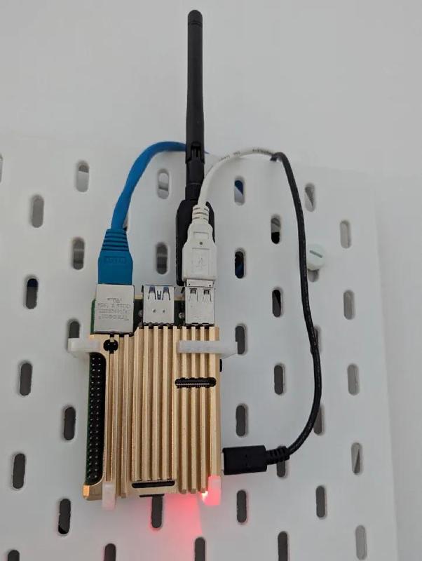 SKADIS + Pimoroni Raspberry Pi 4 Heatsink case mount   