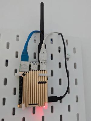 SKADIS + Pimoroni Raspberry Pi 4 Heatsink case mount   