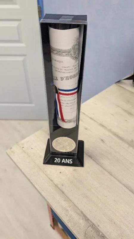 Support présentoir Médaille du Travail 49mm x 70mm   