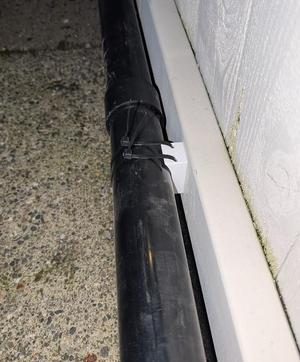 2-3in zip tie bracket for a pipe