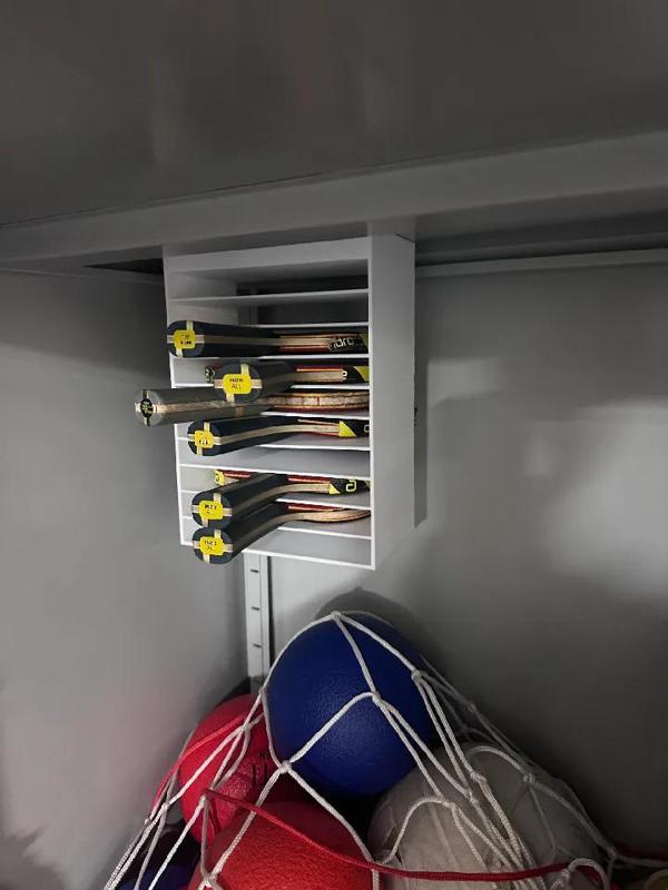 Ein magnetischer Halter für Tischtennisschläger   