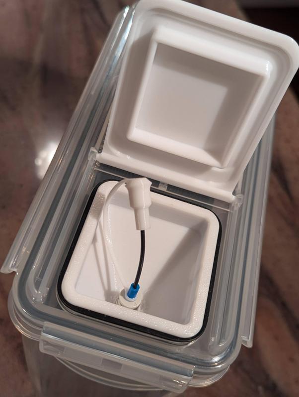 Custom filament port and lid for drybox based on "Plastic House" container. no support required