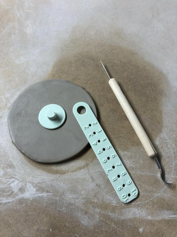 Adjustable circle cutter for clay