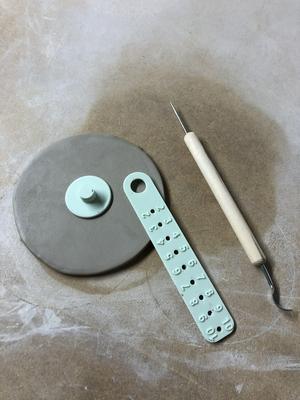 Adjustable circle cutter for clay