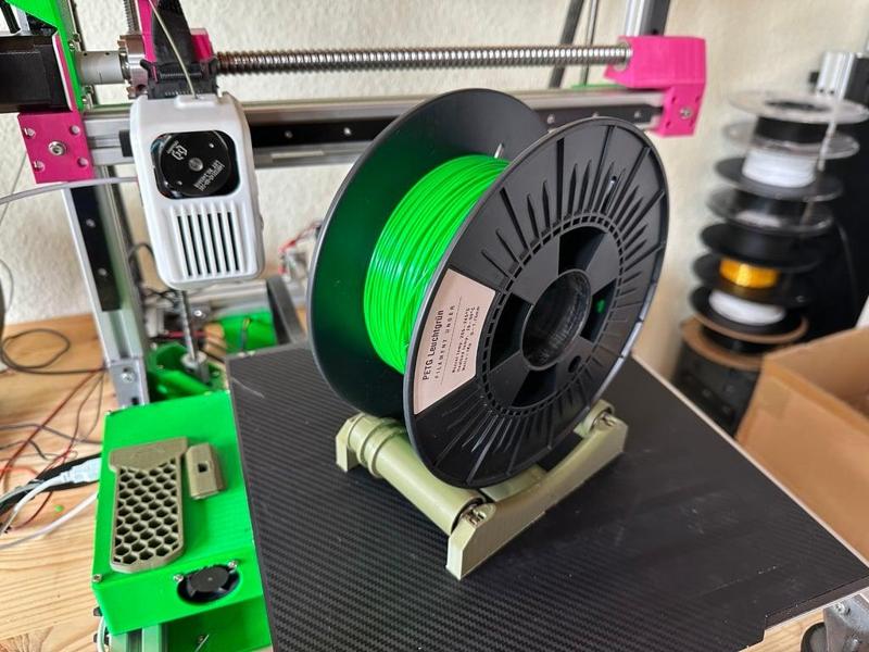 Simple filament dispenser with POM Bearings