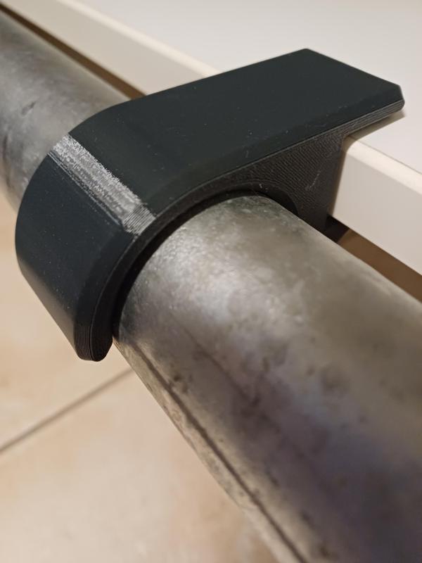 Shelf carrier for scaffolding pipes (diameter: 42.4 mm ).
