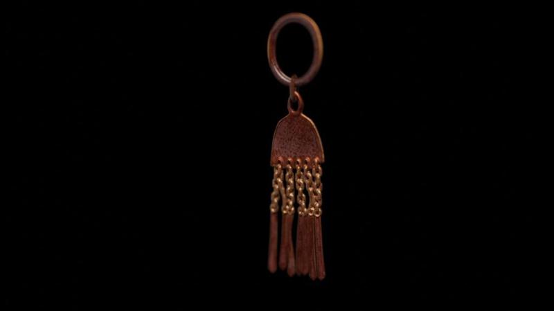 Han Dynasty "swaying-leaf" gold earrings  (206 BCE to 220 CE)  漢代金摇叶耳饰