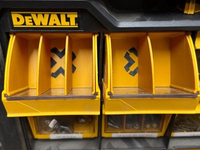 DEWALT - FLIP BIN ORGANIZER - BOOSTER
