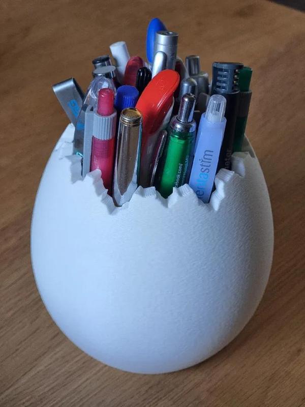 Eggshell pen holder