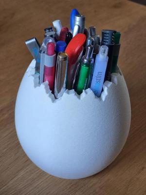 Eggshell pen holder