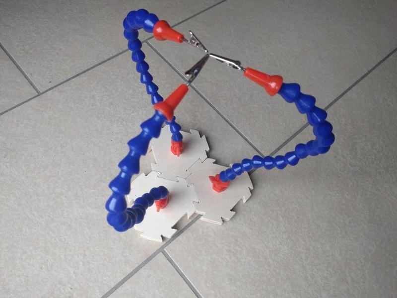 Third Hand Solder Help – universal Holder for Wires, PCBs and alike (printable and routables Files available!)