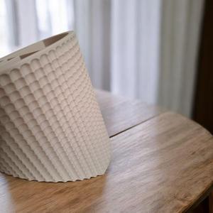 Dotted and inclined pen holder "GravityDock"