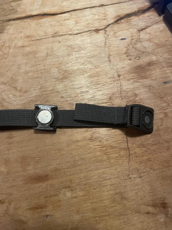 Magnetic clip for osprey water hose for camelbak