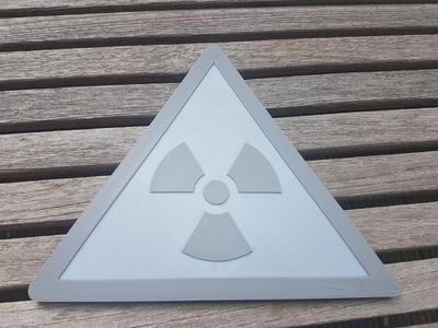 Warning sign: ionizing radiation (radioactive)