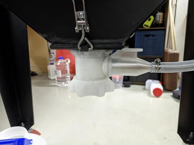 Sandblasting cabinet media pickup basket